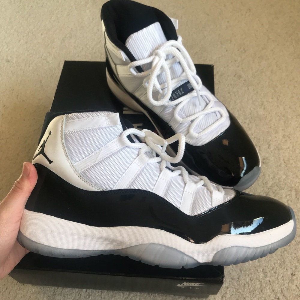 Air Jordan 11 retro concords black and white